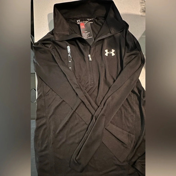 Women's Under armour light weight pullover, NWT, Size Medium - Picture 4 of 4